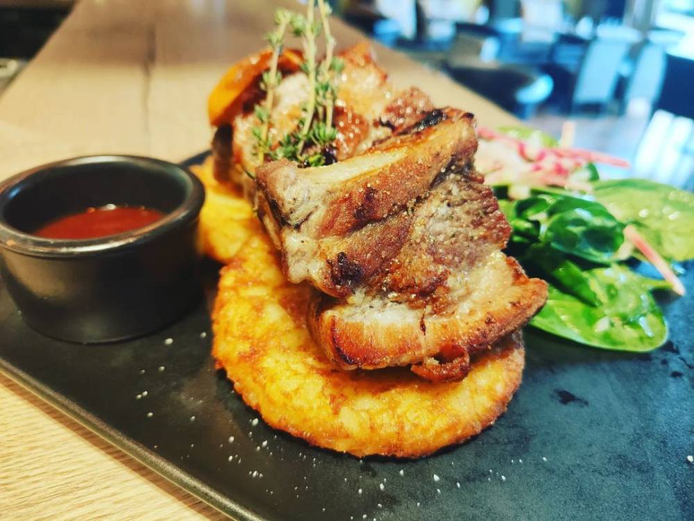 Ribs de porc sauce barbecue Pommes paillassons